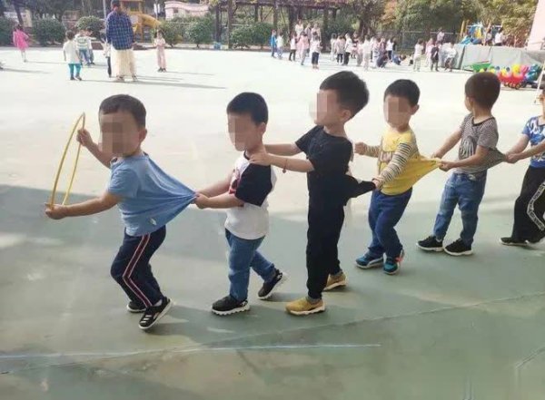 张吧策路 幼儿园老师发孩子午睡照遭家长指责：交那么多学费白交了？